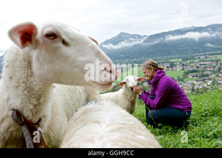 Femme de flatter un mouton, Bade-Wurtemberg, Bavière, Allemagne Banque D'Images