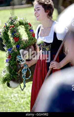 Femme portant un dirndl avec un bétail décoré, Viehscheid, Allgau, Bavière, Allemagne Banque D'Images