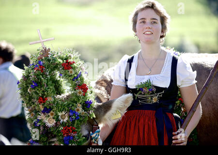 Femme portant un dirndl avec un bétail décoré, Viehscheid, Allgau, Bavière, Allemagne Banque D'Images