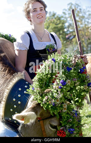 Femme portant un dirndl avec un bétail décoré, Viehscheid, Allgau, Bavière, Allemagne Banque D'Images