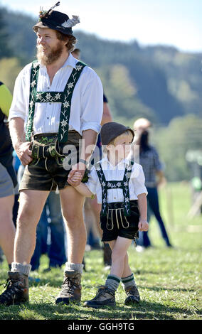 Man and boy portant des vêtements traditionnels, Viehscheid, Allgau, Bavière, Allemagne Banque D'Images