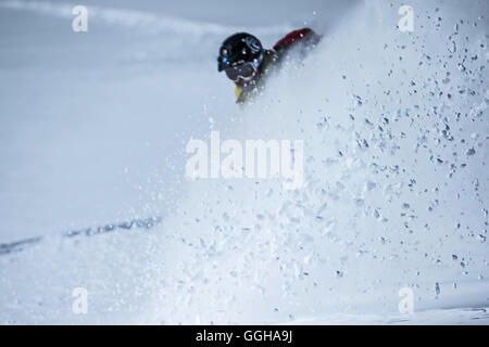 Young male snowboarder équitation à travers la poudreuse profonde dans les montagnes, Pitztal, Tyrol, Autriche Banque D'Images