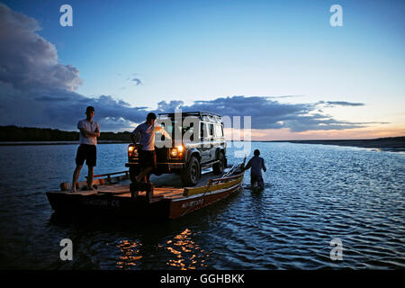 Ferry pour traverser la rivière, route sur la plage près du village de Vila do Pescadores, Land Rover de Extremo Nordeste Xpéditions, Wes Banque D'Images