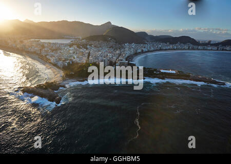 La plage d'Ipanema (à gauche), dernier soleil sur Pedra do Arpoador péninsule dans l'arrière-plan, sur le côté droit de la plage de Copacabana, hélicoptère Banque D'Images