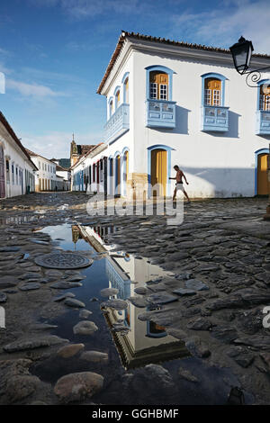 Soleil du matin dans la pluie rempli Rua Santos Dias, église dans le dos est Iglesia de Nostra Señora do Rosario, vieille remorquer Banque D'Images