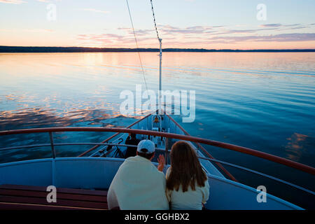 Couple assis sur le pont d'un navire, d'Ammersee, Upper Bavaria, Bavaria, Germany Banque D'Images