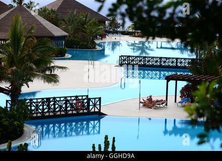 Vue sur une piscine de l'hôtel, Fuencaliente, La Palma, Canary Islands, Spain Banque D'Images