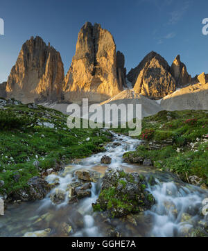 Tre Cime di Lavaredo, face nord avec ruisseau, Alp, le Tyrol du Sud, Dolomites, Italie Banque D'Images