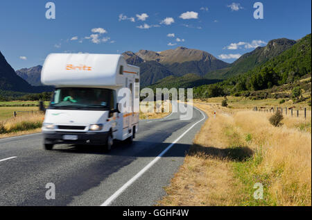 Le camping-car sur l'autoroute numéro 94, Te Anau à Milford, Fiordland, Southland, île du Sud, Nouvelle-Zélande Banque D'Images