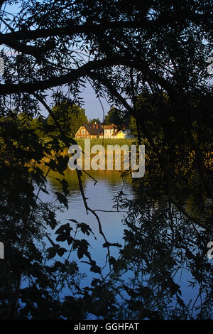 Paysage sur le fleuve, avec des maisons et des branches de saule, vue de Lesumbrok / Blick nach Lesumbrok, An der Lesum, Banque D'Images