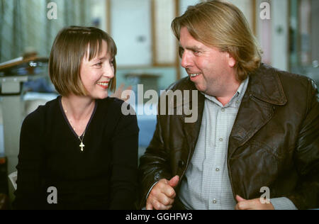 Tout ou rien tout ou rien / GO 2002 / Mike Leigh Penny (LESLEY MANVILLE), Phil (TIMOTHY SPALL) Régie : Mike Leigh aka. Tout ou rien Banque D'Images