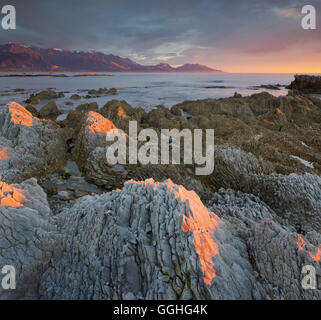 Des formations rocheuses, les montagnes de la péninsule de Kaikoura, Manakau, Canterbury, île du Sud, Nouvelle-Zélande Banque D'Images