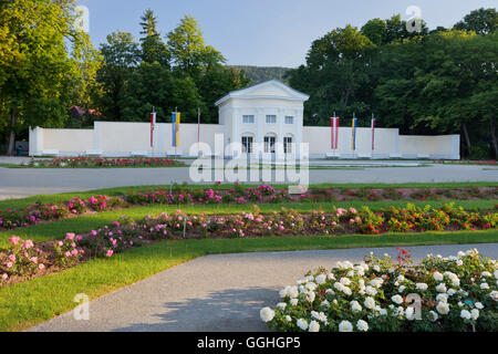 Rosarium Rose, lits, parc Doblhoff, Baden, près de Vienne, en Basse-Autriche, Autriche Banque D'Images