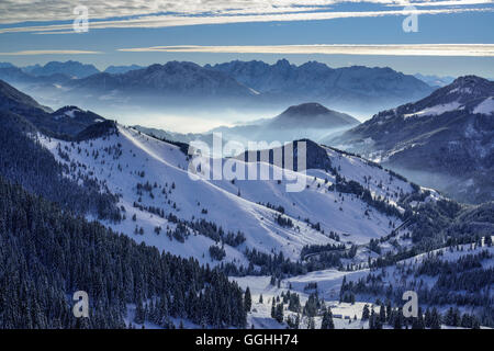 Sudelfeld Kaiser avec montagnes en arrière-plan, Wildalmjoch, Préalpes bavaroises, Haute-Bavière, Allemagne Banque D'Images