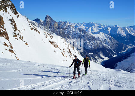 Deux skieurs de l'arrière-pays à l'ordre croissant, Agglsspitze Tribulaun et Zillertal en arrière-plan, Agglsspitze Pflersch, Valley, porte-fusée Banque D'Images