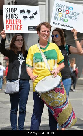 Kate Allen, le directeur d'Amnesty International UK, se joint à un groupe de manifestants pour protester contre la déclaration de «Dites non aux violences policières en Rio', avec un groupe de percussionnistes de Samba du Marble Arch à Londres. Banque D'Images