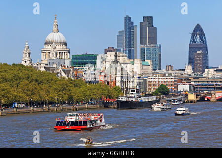 Vue sur la Tamise jusqu'à la Cathédrale St Paul et le bureau de l'highrisers Ville, Londres, Angleterre, Royaume-Uni Banque D'Images
