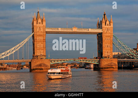 Thames et le Tower Bridge, Londres, Angleterre, Royaume-Uni Banque D'Images