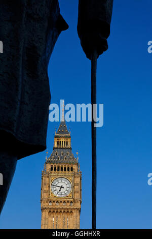 Statue de Churchill, sur la place du Parlement, Big Ben en arrière-plan, Westminster, Londres, Angleterre, Royaume-Uni Banque D'Images