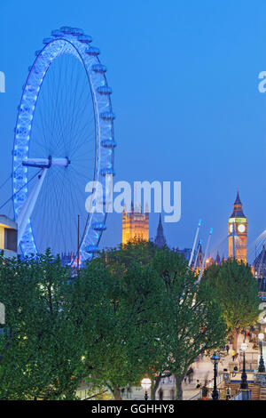 South Bank, London Eye et Westminster Palace aka Chambres du Parlement, Westminster, Londres, Angleterre, Royaume-Uni Banque D'Images