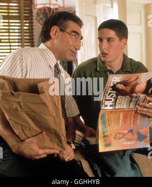 AMERICAN PIE American Pie / USA 1999 / Chris Weitz Voir mit le père de Jim (Eugene LEVY) et Jim (Jason Biggs) Régie : Chris Weitz aka. American Pie Banque D'Images