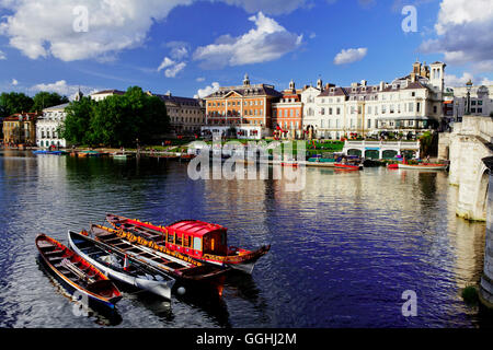 Thames et le bord de l'eau, conçu par Quinian Terry, Richmond upon Thames, Surrey, Angleterre, Royaume-Uni Banque D'Images