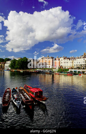Thames et le bord de l'eau, conçu par Quinian Terry, Richmond upon Thames, Surrey, Angleterre, Royaume-Uni Banque D'Images