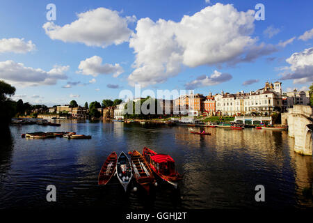 Thames et le bord de l'eau, conçu par Quinian Terry, Richmond upon Thames, Surrey, Angleterre, Royaume-Uni Banque D'Images