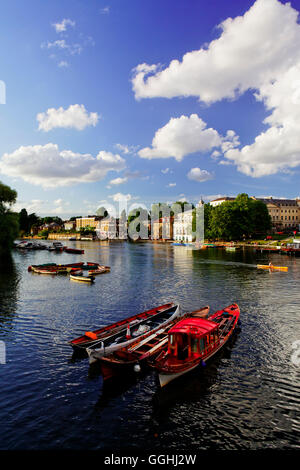 Thames et le bord de l'eau, conçu par Quinian Terry, Richmond upon Thames, Surrey, Angleterre, Royaume-Uni Banque D'Images