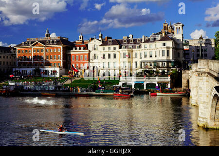 Thames et le bord de l'eau, conçu par Quinian Terry, Richmond upon Thames, Surrey, Angleterre, Royaume-Uni Banque D'Images