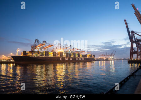 Le chargement et le déchargement du navire porte-conteneurs CMA CGM Marco Polo dans le Container Terminal Burchardkai à Hambourg, Allemagne Banque D'Images