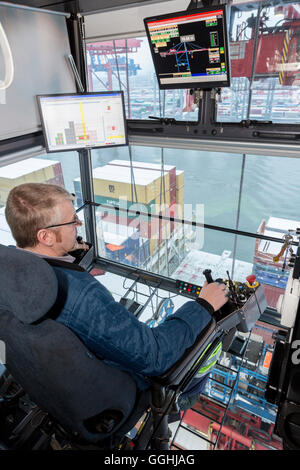 Conducteur de grue à conteneurs chargés et déchargés un récipient shipt au Container Terminal Burchardkai à Hambourg, Allemagne Banque D'Images