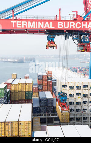 Le chargement et le déchargement du navire porte-conteneurs CMA CGM Marco Polo dans le Container Terminal Burchardkai, Hambourg, Allemagne Banque D'Images