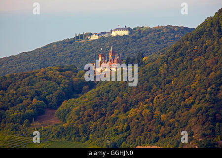 Vue depuis l'Rolandsbogen à travers le Rhin à Petersberg avec Siebengebirge, Drachenburg et Rhénanie du Nord-Westphalie, Mitt Banque D'Images