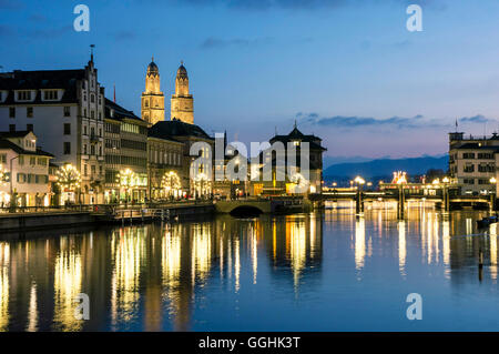 Et Grossmunster Limmatquai au crépuscule, Zurich, Suisse Banque D'Images