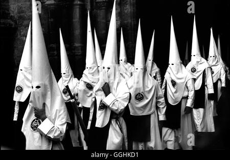 Poème / Ich setzte den Fuß in die Luft und sie trug Ralf Schmerberg D 2002 / Dienstleistungen Workshops dans magischen verfilmte Gedichte deutschsprachiger Lyriker... Foto : Semana Santa en Andalusien - 'Tenebrae' von Paul Celan, Paul Celan von je Regie : Ralf Schmerberg aka. Ich setzte den Fu§ in die Luft und sie trug Banque D'Images