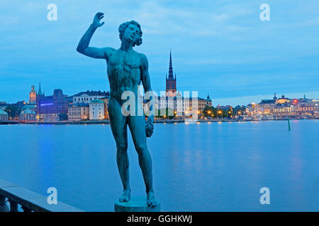 Statue en bronze Sangen dans city hall et le jardin de l'église Riddarholmen Riddarholmen avec en arrière-plan, Stockholm, Suède Banque D'Images