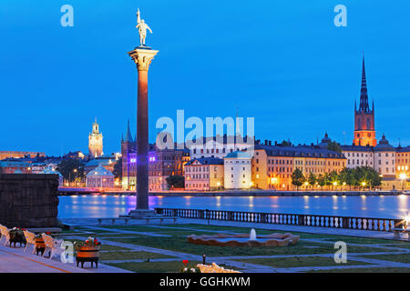 Statue d'Engelbrekt Engelbrektsson dans les jardins de l'Hôtel de Ville, avec l'église Riddarholmen Riddarholmen Stockholm, à l'arrière-plan Banque D'Images