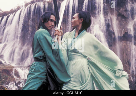 HERO Hero / CH 2002 / Zhang Yimou Broken Sword (TONY LEUNG CHIU-WAI), battant la neige (Maggie Cheung MAN-YUK) Régie : Zhang Yimou aka. Hero Banque D'Images
