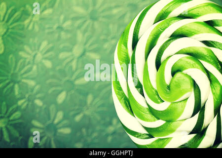 Grand vert et blanc lollipop en spirale sur stick Banque D'Images