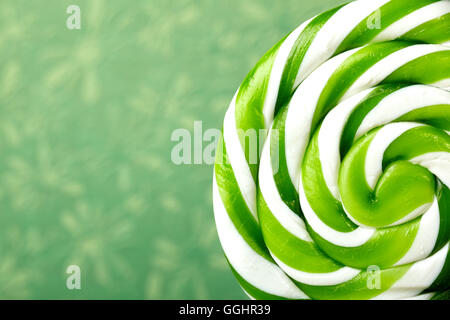 Grand vert et blanc lollipop en spirale sur stick Banque D'Images