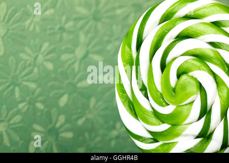 Grand vert et blanc lollipop en spirale sur stick Banque D'Images