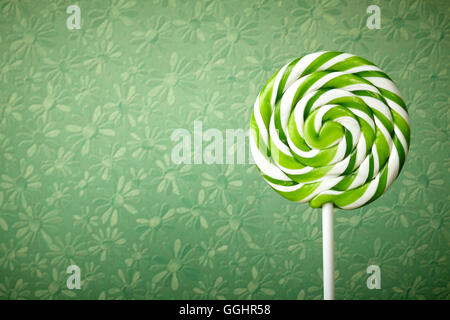 Grand vert et blanc lollipop en spirale sur stick Banque D'Images