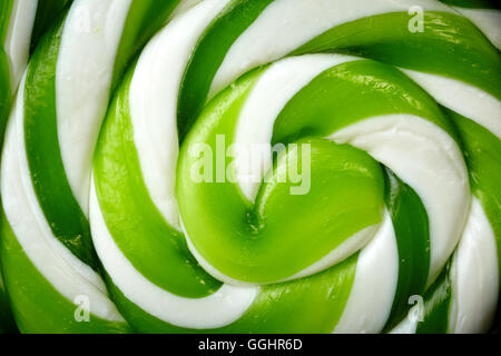 Grand vert et blanc lollipop en spirale sur stick Banque D'Images