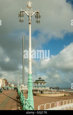 Après-midi d'été sur le front de mer de Brighton, Angleterre. Banque D'Images