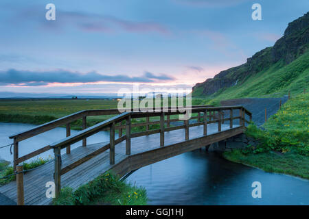 Coucher du soleil d'été à Seljalands River dans le sud de l'Islande. Banque D'Images