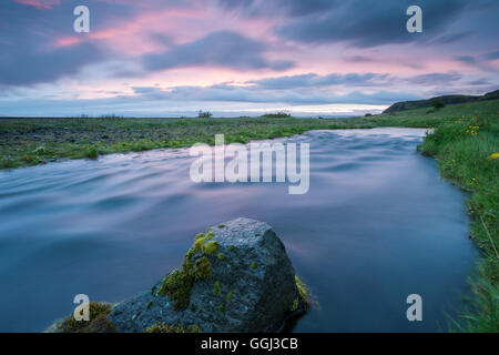 Coucher du soleil d'été à Seljalands River dans le sud de l'Islande. Banque D'Images