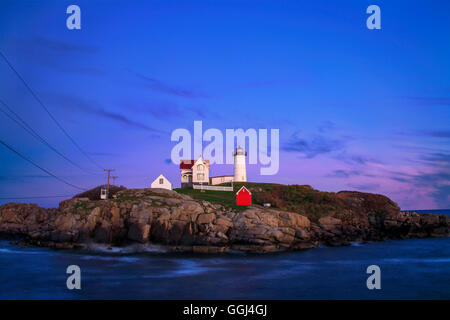 Encore une autre belle Nouvelle Angleterre coucher de soleil sur le phare de Nubble, CAPE NEDDICK, Maine, USA Banque D'Images