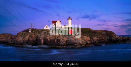 Encore une autre belle Nouvelle Angleterre coucher de soleil sur le phare de Nubble, CAPE NEDDICK, Maine, USA Banque D'Images