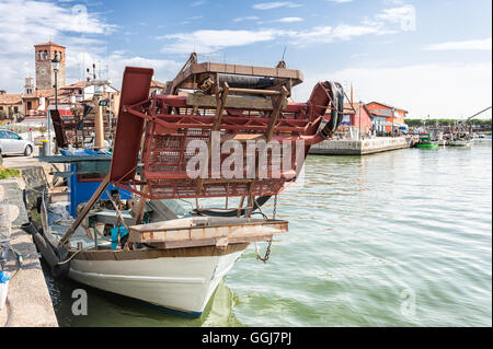 La souffleuse de drague pour la pêche des mollusques bivalves monté sur un bateau de pêche Banque D'Images